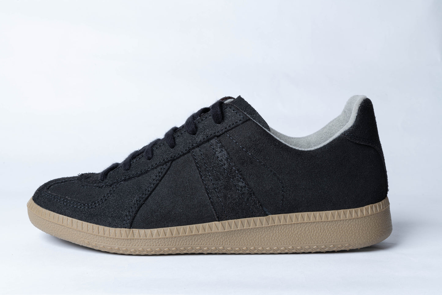 GERMAN TRAINER ORIGINAL MODEL MEETS SUSTAINABLE BY PMD