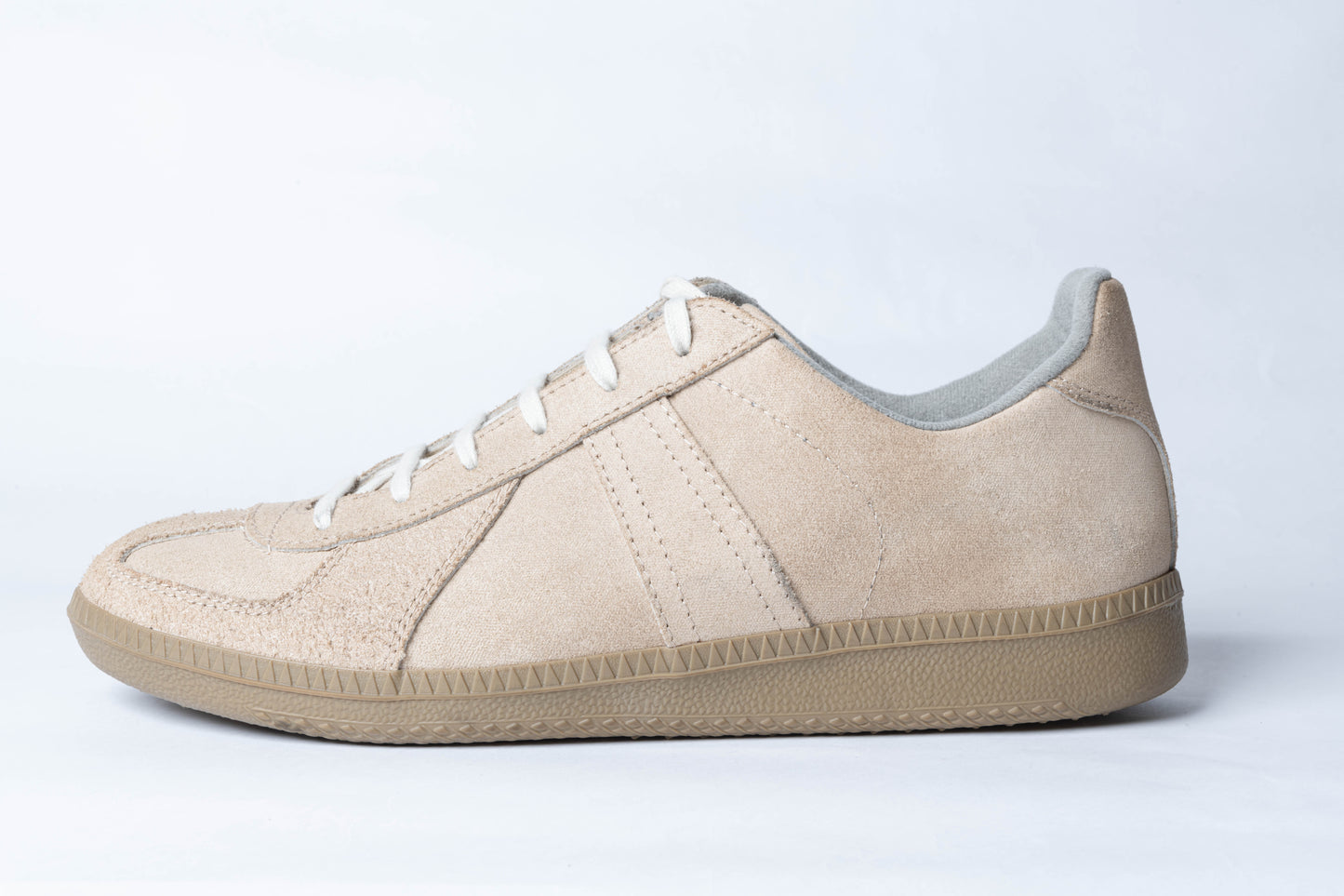 GERMAN TRAINER ORIGINAL MODEL MEETS SUSTAINABLE BY PMD